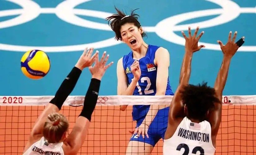 也因此，俱乐部以巨额费用引进了很多滕哈赫的旧部，比如奥纳纳、利桑德罗和安东尼，但收效甚微。